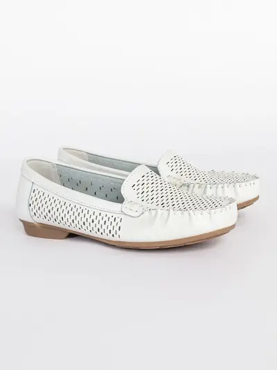 Мокасины белого цвета с перфорацией